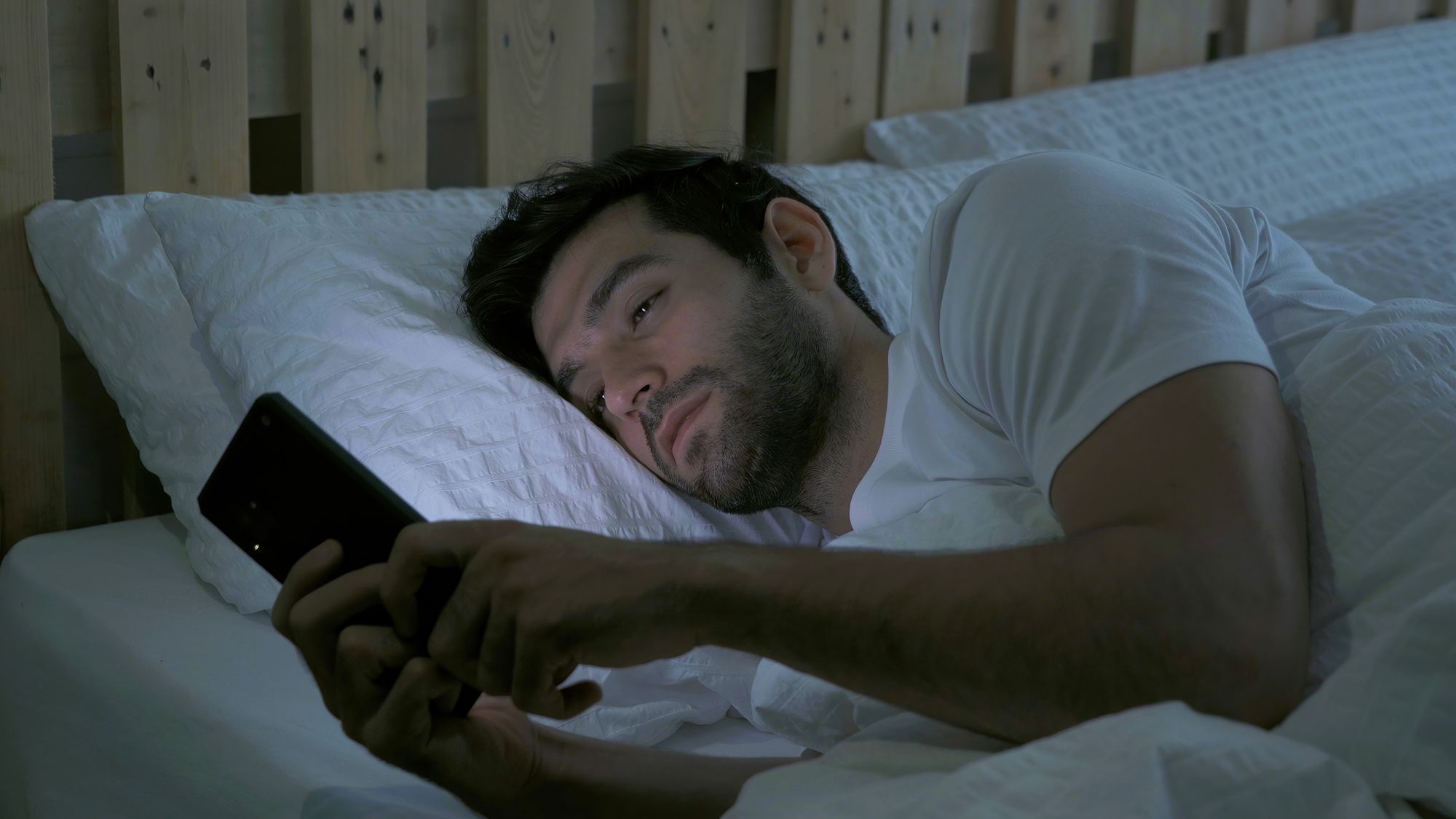 Uporaba telefona pred spanjem je lahko vzrok za nespečnost.