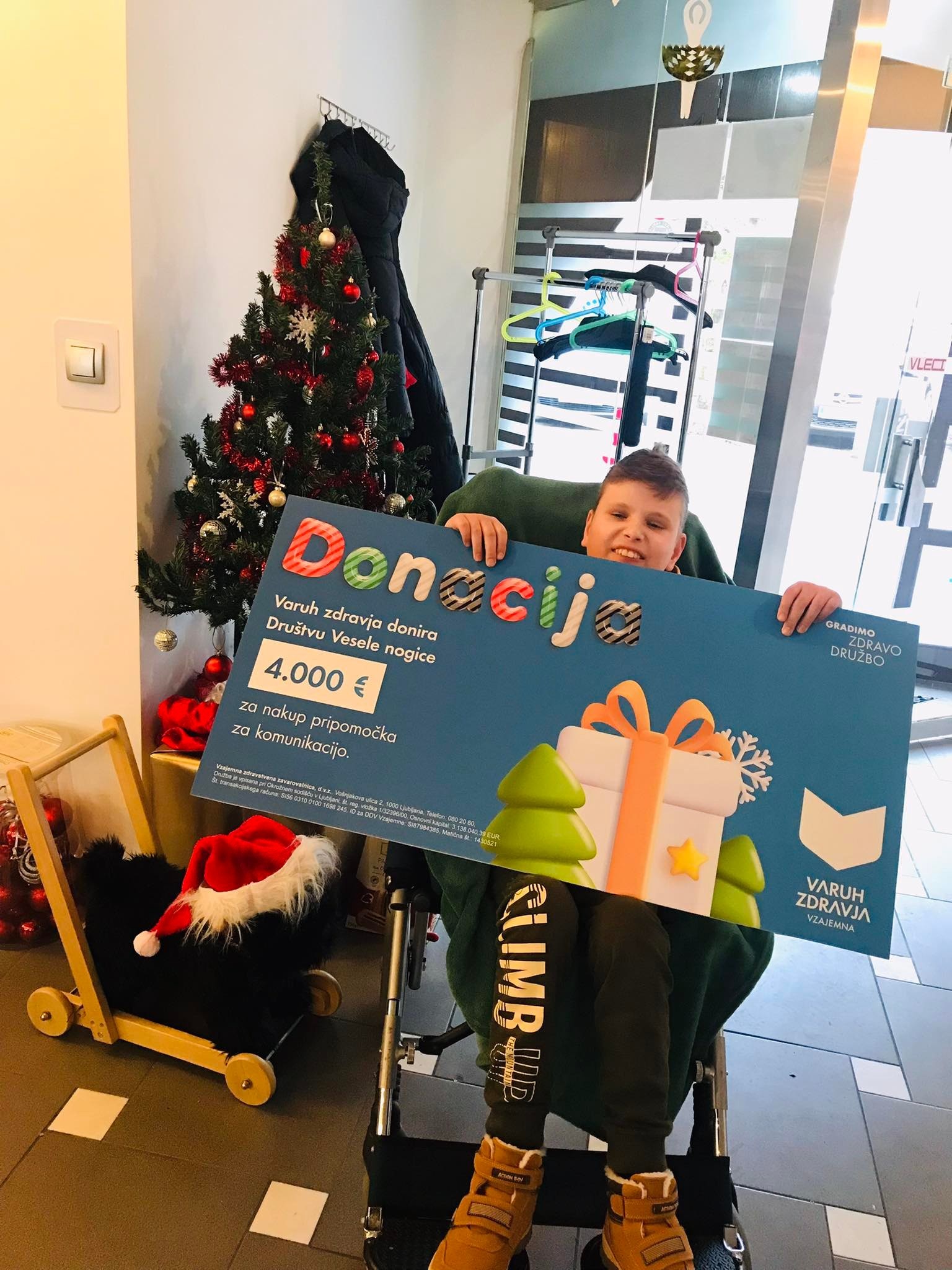 Nasmejani Andraz Je V Imenu Drustva Vesele Nogice Prejel Donacijski Bon Varuha Zdravja Vzajemne
