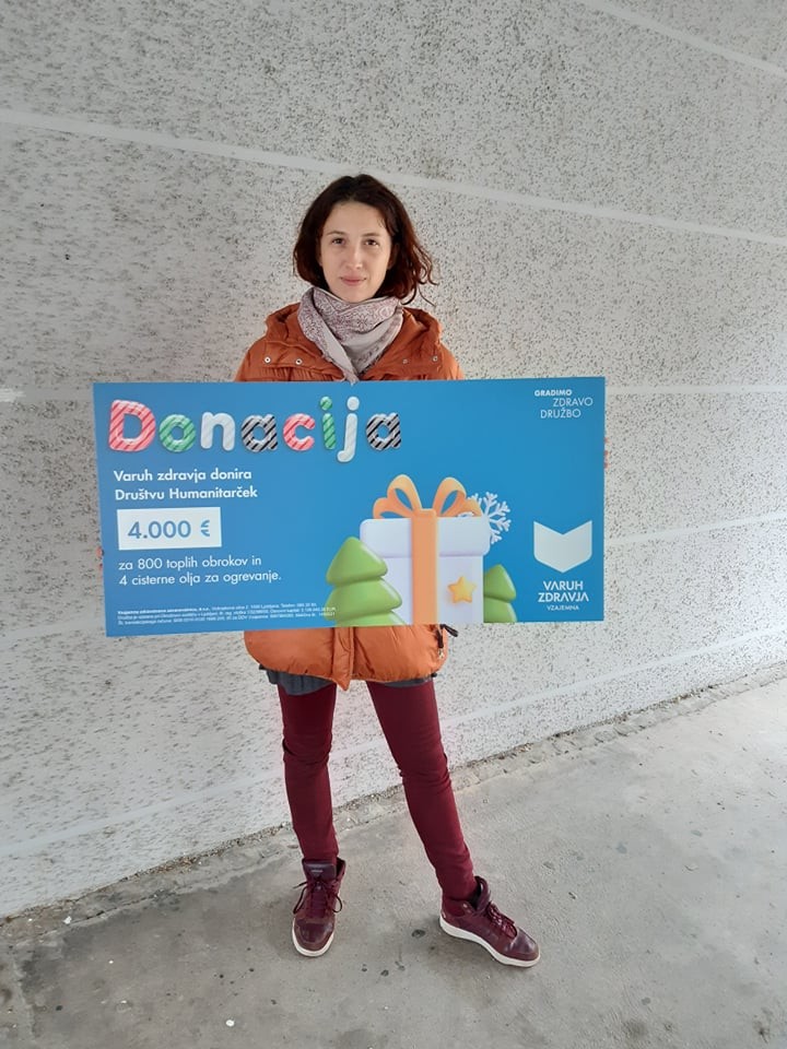 Za Drustvo Humanitarcek Je Donacijski Bon Varuha Zdravja Prevzela Nina Sraj
