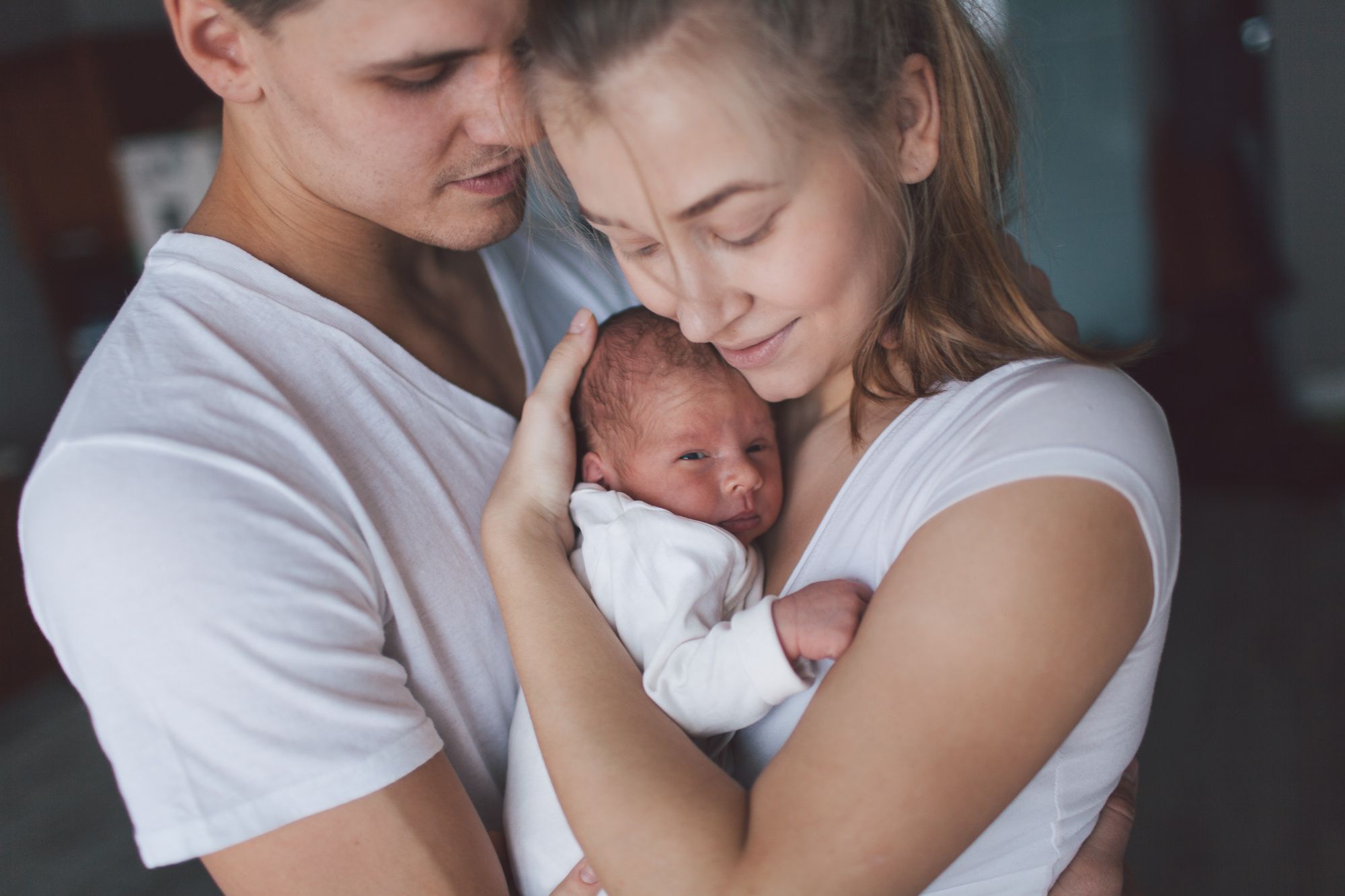 Стала мамой молодая. Младенец с родителями. Мать и новорожденный ребенок. Фотосессия с новорожденным ребенком и мамой.